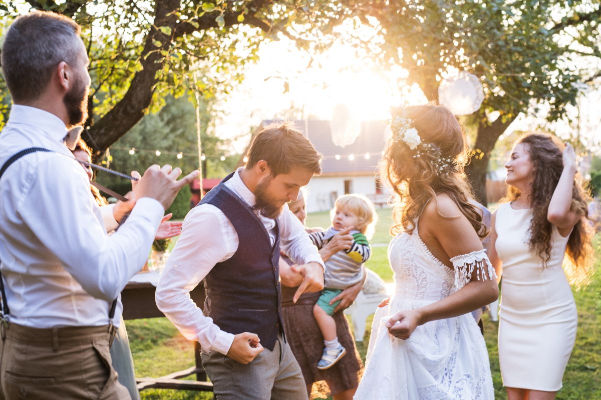 6 Amazing Backyard Weddings You Need To Check Out 6 Amazing Backyard Weddings You Need To Check Out