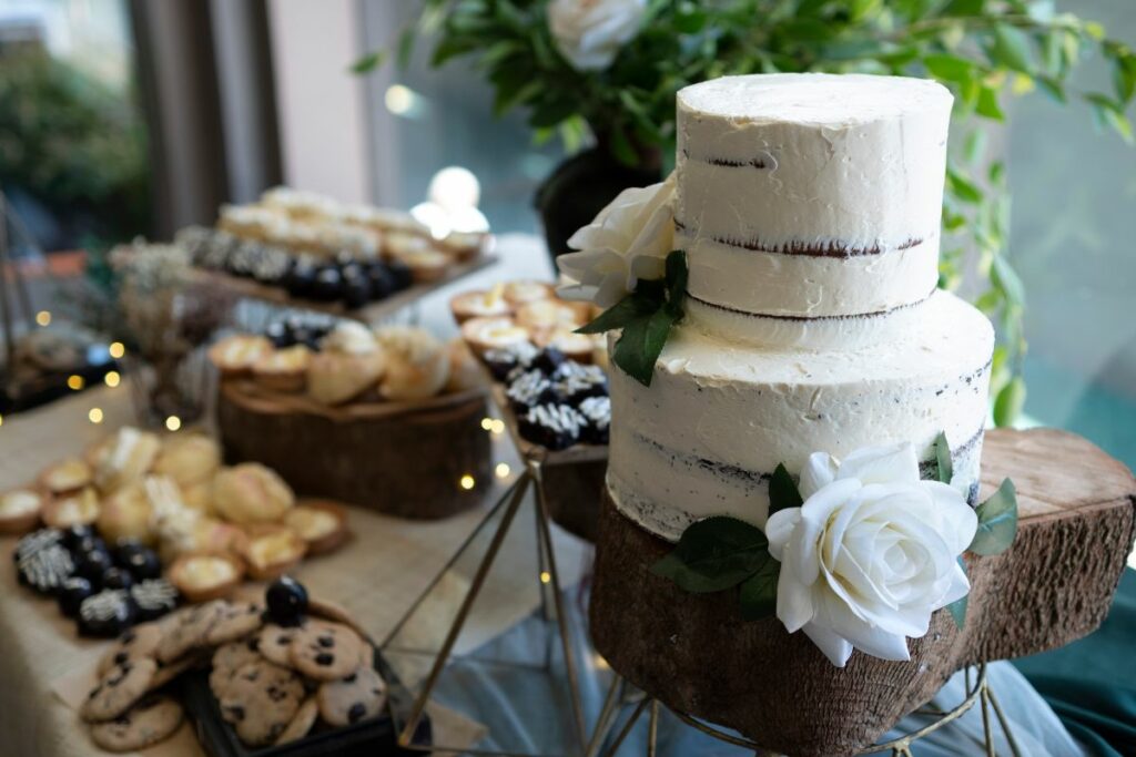 8 Amazing 2 Tier Wedding Cakes You Need To Check Out