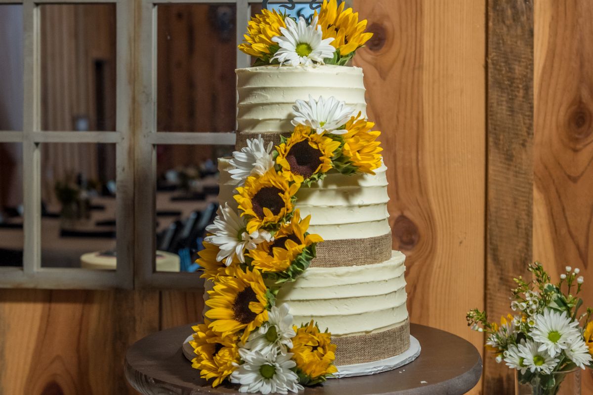 10 Stunning Sunflower Wedding Cakes We Highly Recommend Sunflower Wedding Cakes